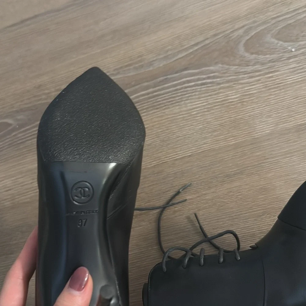New Chanel heeled black leather boots - Picture 5 of 7